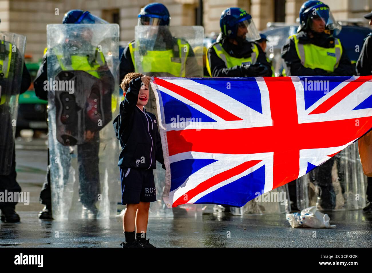 Un jeune garçon arbore fièrement le drapeau de l'Union à Londres, au Royaume-Uni. 13 septembre 2025. Banque D'Images