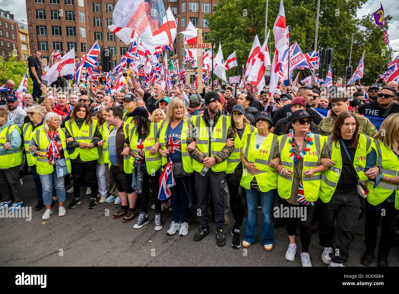 la marche "unissez le Royaume" dirigée par Tommy Robinson rassemble des centaines de milliers de manifestants dans le centre de Londres, Angleterre, Royaume-Uni, le 13 septembre 2025 Banque D'Images