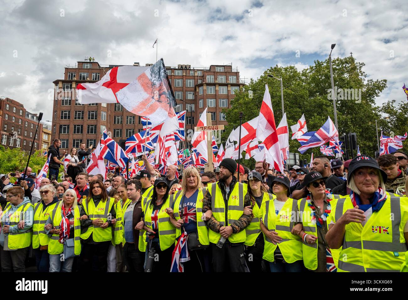 la marche "unissez le Royaume" dirigée par Tommy Robinson rassemble des centaines de milliers de manifestants dans le centre de Londres, Angleterre, Royaume-Uni, le 13 septembre 2025 Banque D'Images