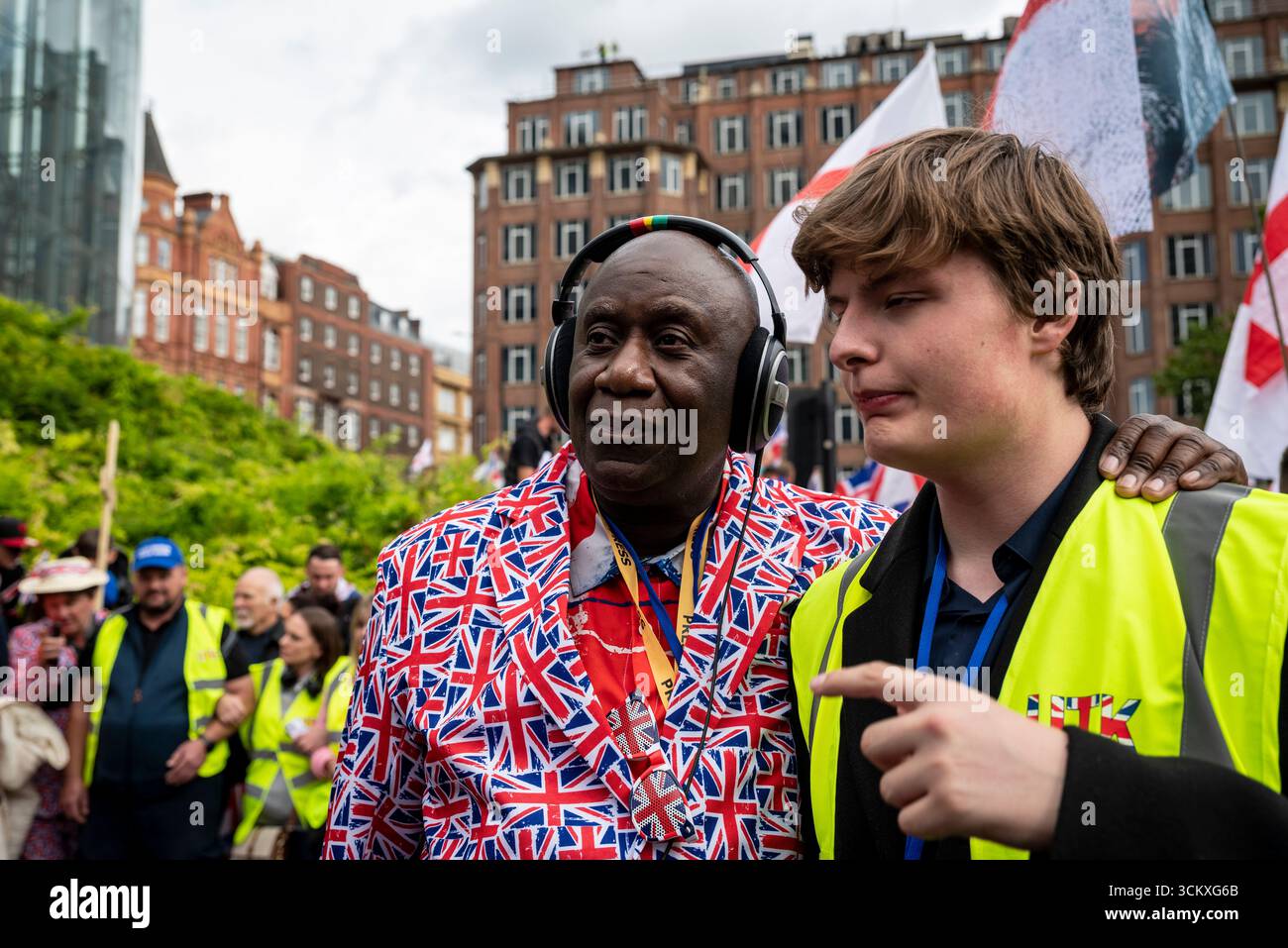 la marche "unissez le Royaume" dirigée par Tommy Robinson rassemble des centaines de milliers de manifestants dans le centre de Londres, Angleterre, Royaume-Uni, le 13 septembre 2025 Banque D'Images