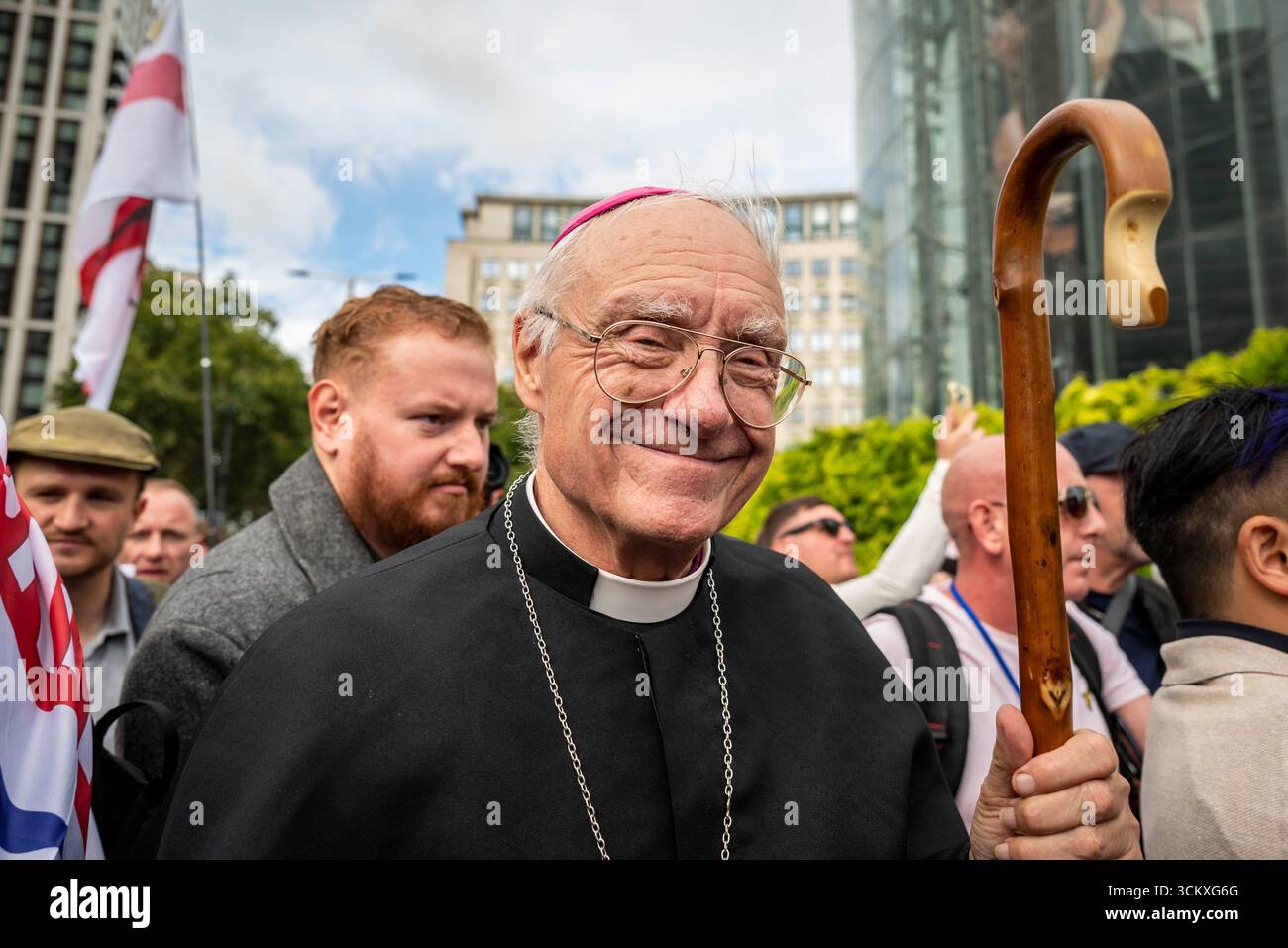 Prêtre à la marche "Unite the Kingdom" dirigée par Tommy Robinson rassemble des centaines de milliers de manifestants dans le centre de Londres, Angleterre, Royaume-Uni, le 13 septembre 2025 Banque D'Images