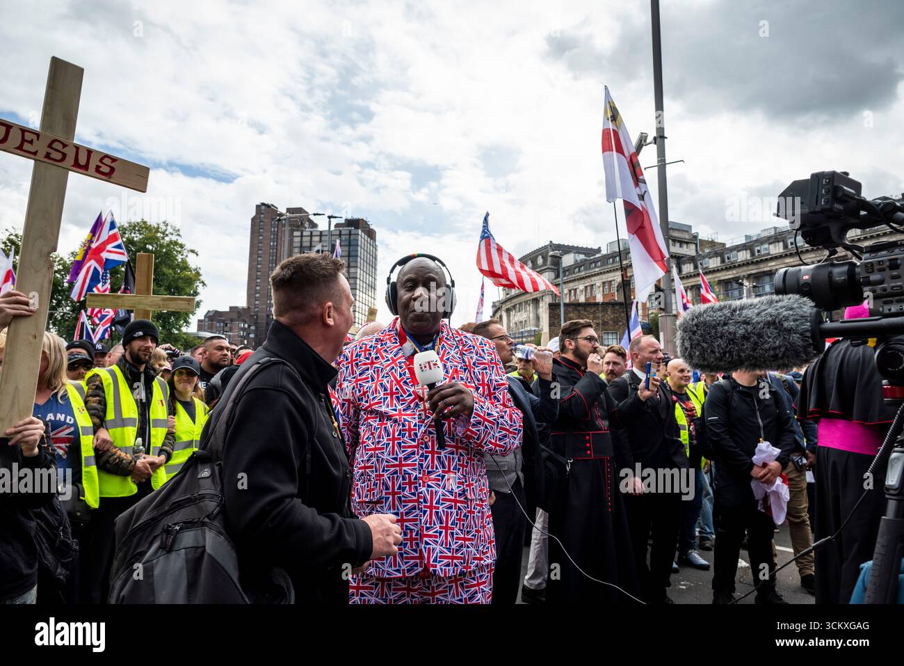 la marche "unissez le Royaume" dirigée par Tommy Robinson rassemble des centaines de milliers de manifestants dans le centre de Londres, Angleterre, Royaume-Uni, le 13 septembre 2025 Banque D'Images