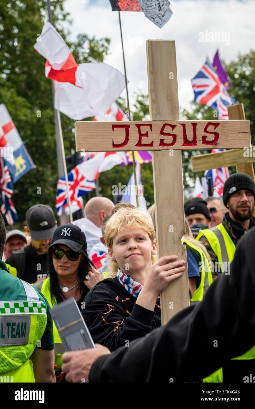 Jeune avec Croix, la marche « Unite the Kingdom » dirigée par Tommy Robinson rassemble des centaines de milliers de manifestants dans le centre de Londres, Angleterre, Royaume-Uni, 13e. Banque D'Images