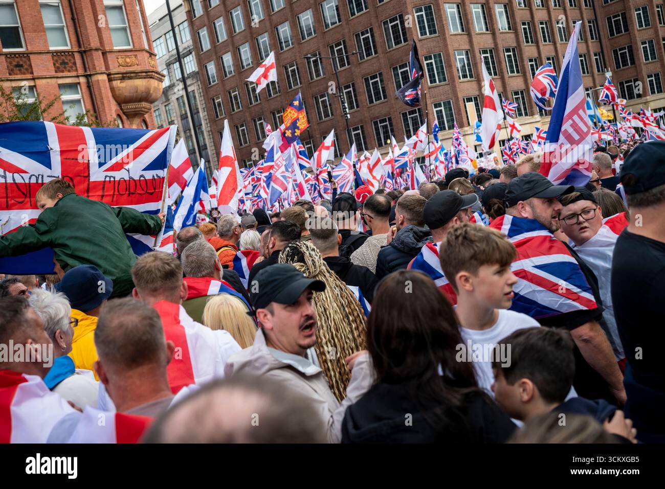 la marche "unissez le Royaume" dirigée par Tommy Robinson rassemble des centaines de milliers de manifestants dans le centre de Londres, Angleterre, Royaume-Uni, le 13 septembre 2025 Banque D'Images