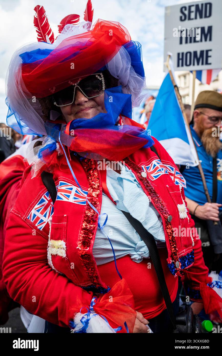 la marche « Colourful Dressed Woman, Unite the Kingdom » dirigée par Tommy Robinson rassemble des centaines de milliers de manifestants dans le centre de Londres, Angleterre, Royaume-Uni, 13e. Banque D'Images