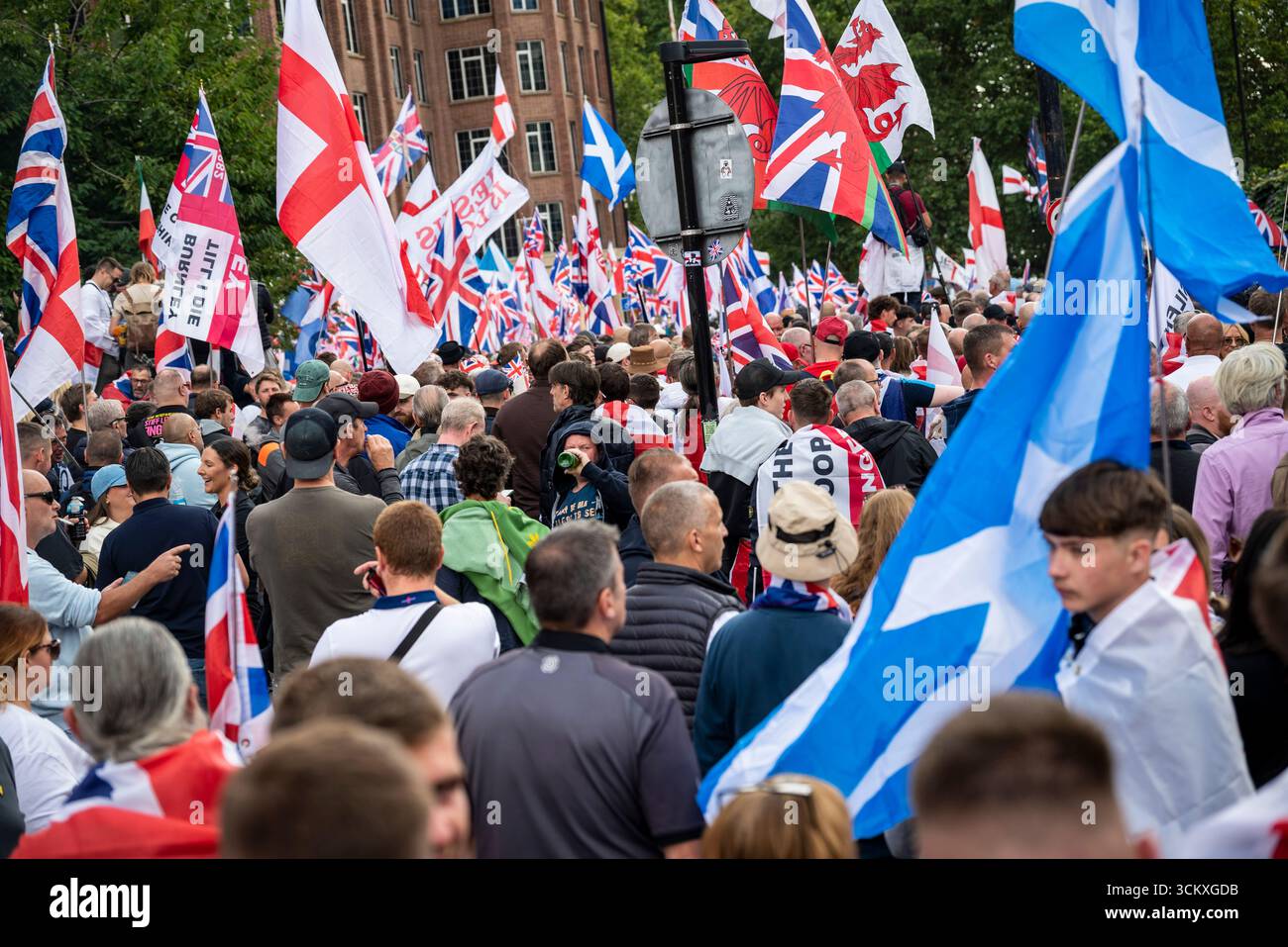la marche "unissez le Royaume" dirigée par Tommy Robinson rassemble des centaines de milliers de manifestants dans le centre de Londres, Angleterre, Royaume-Uni, le 13 septembre 2025 Banque D'Images