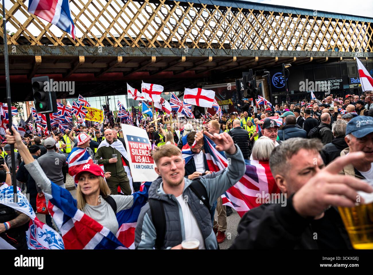 la marche "unissez le Royaume" dirigée par Tommy Robinson rassemble des centaines de milliers de manifestants dans le centre de Londres, Angleterre, Royaume-Uni, le 13 septembre 2025 Banque D'Images