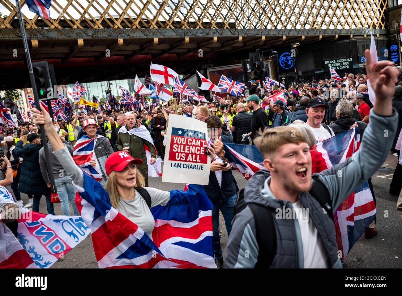 la marche "unissez le Royaume" dirigée par Tommy Robinson rassemble des centaines de milliers de manifestants dans le centre de Londres, Angleterre, Royaume-Uni, le 13 septembre 2025 Banque D'Images