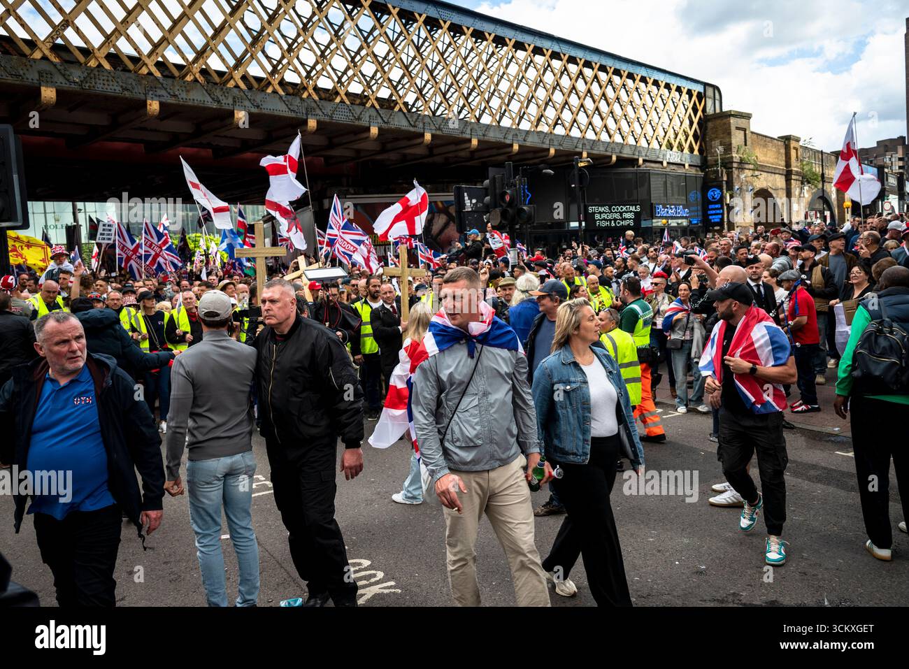la marche "unissez le Royaume" dirigée par Tommy Robinson rassemble des centaines de milliers de manifestants dans le centre de Londres, Angleterre, Royaume-Uni, le 13 septembre 2025 Banque D'Images