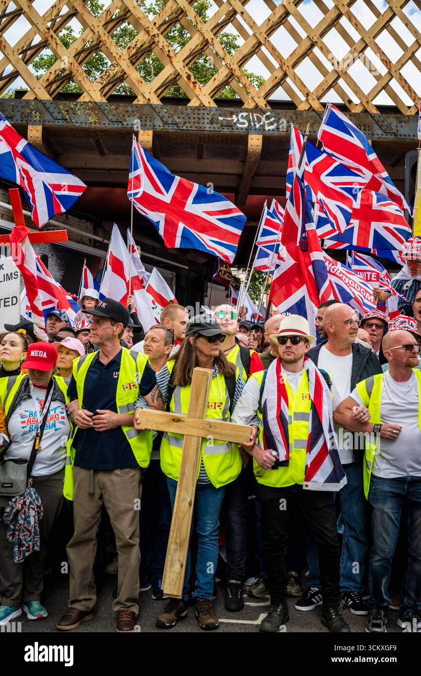 la marche "unissez le Royaume" dirigée par Tommy Robinson rassemble des centaines de milliers de manifestants dans le centre de Londres, Angleterre, Royaume-Uni, le 13 septembre 2025 Banque D'Images