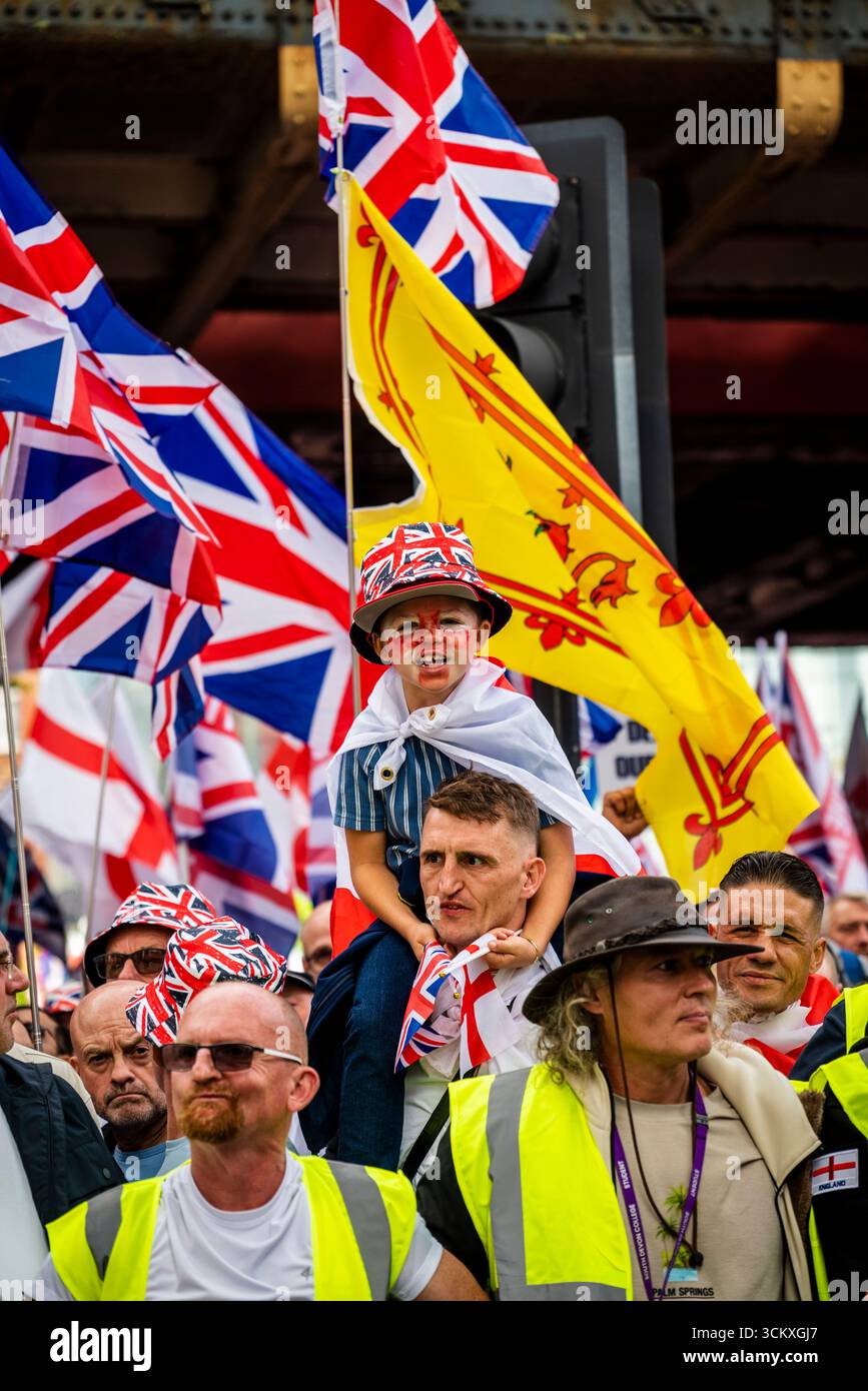 la marche "unissez le Royaume" dirigée par Tommy Robinson rassemble des centaines de milliers de manifestants dans le centre de Londres, Angleterre, Royaume-Uni, le 13 septembre 2025 Banque D'Images
