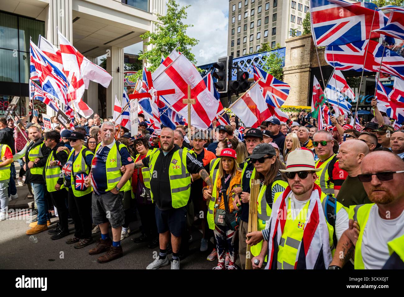 la marche "unissez le Royaume" dirigée par Tommy Robinson rassemble des centaines de milliers de manifestants dans le centre de Londres, Angleterre, Royaume-Uni, le 13 septembre 2025 Banque D'Images