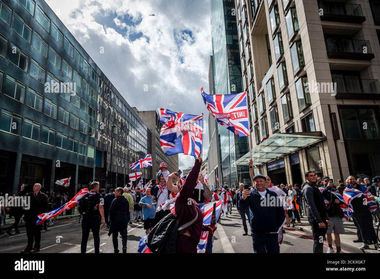la marche "unissez le Royaume" dirigée par Tommy Robinson rassemble des centaines de milliers de manifestants dans le centre de Londres, Angleterre, Royaume-Uni, le 13 septembre 2025 Banque D'Images