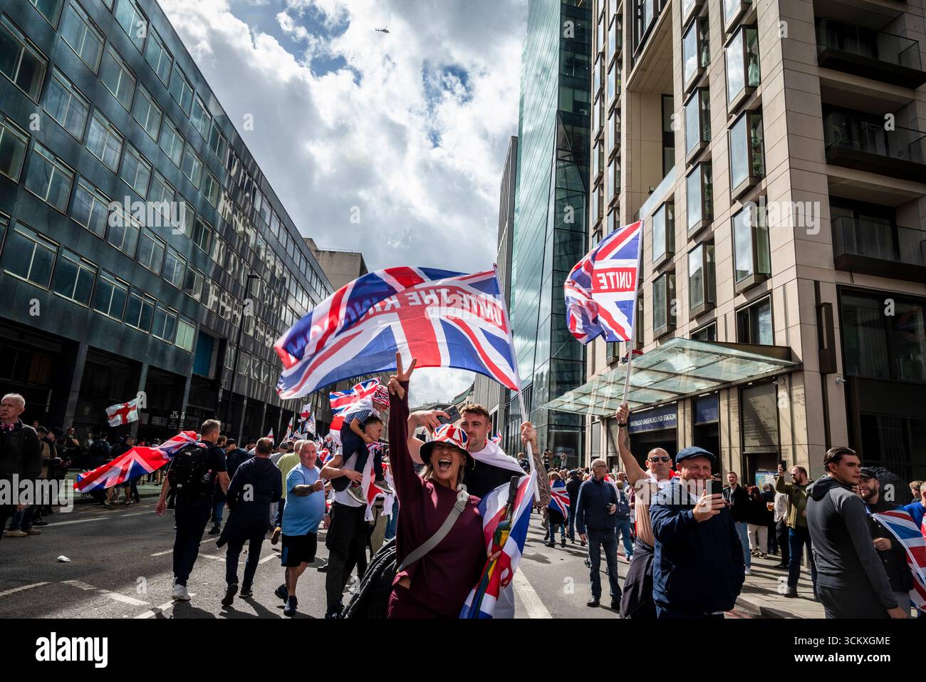 la marche "unissez le Royaume" dirigée par Tommy Robinson rassemble des centaines de milliers de manifestants dans le centre de Londres, Angleterre, Royaume-Uni, le 13 septembre 2025 Banque D'Images