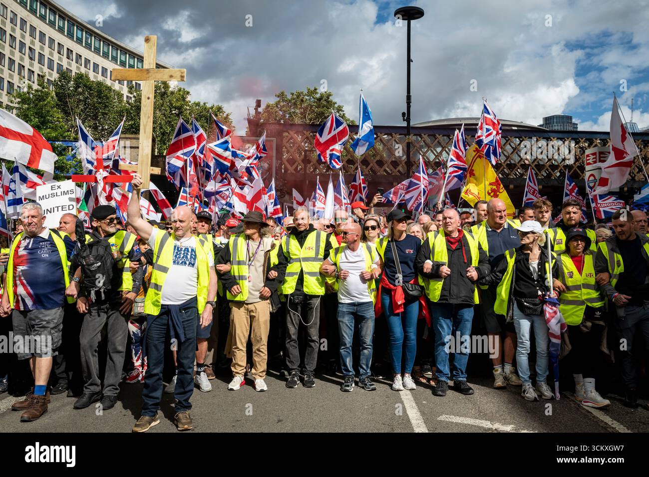la marche "unissez le Royaume" dirigée par Tommy Robinson rassemble des centaines de milliers de manifestants dans le centre de Londres, Angleterre, Royaume-Uni, le 13 septembre 2025 Banque D'Images