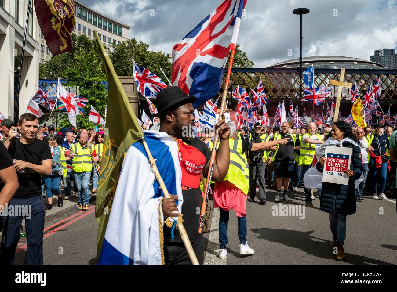 la marche "unissez le Royaume" dirigée par Tommy Robinson rassemble des centaines de milliers de manifestants dans le centre de Londres, Angleterre, Royaume-Uni, le 13 septembre 2025 Banque D'Images