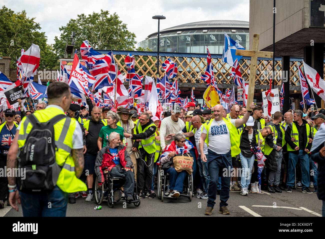 la marche "unissez le Royaume" dirigée par Tommy Robinson rassemble des centaines de milliers de manifestants dans le centre de Londres, Angleterre, Royaume-Uni, le 13 septembre 2025 Banque D'Images