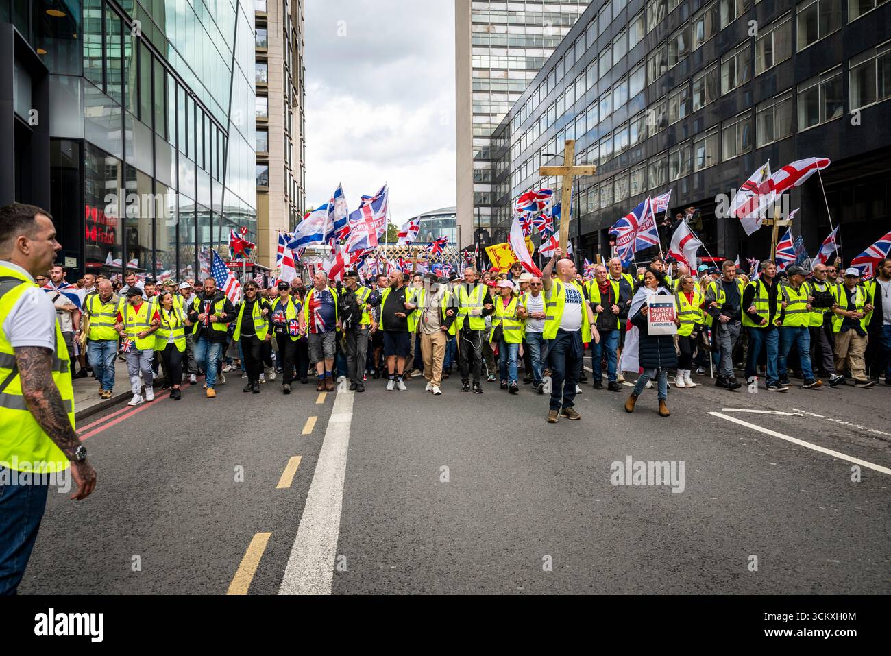 la marche "unissez le Royaume" dirigée par Tommy Robinson rassemble des centaines de milliers de manifestants dans le centre de Londres, Angleterre, Royaume-Uni, le 13 septembre 2025 Banque D'Images