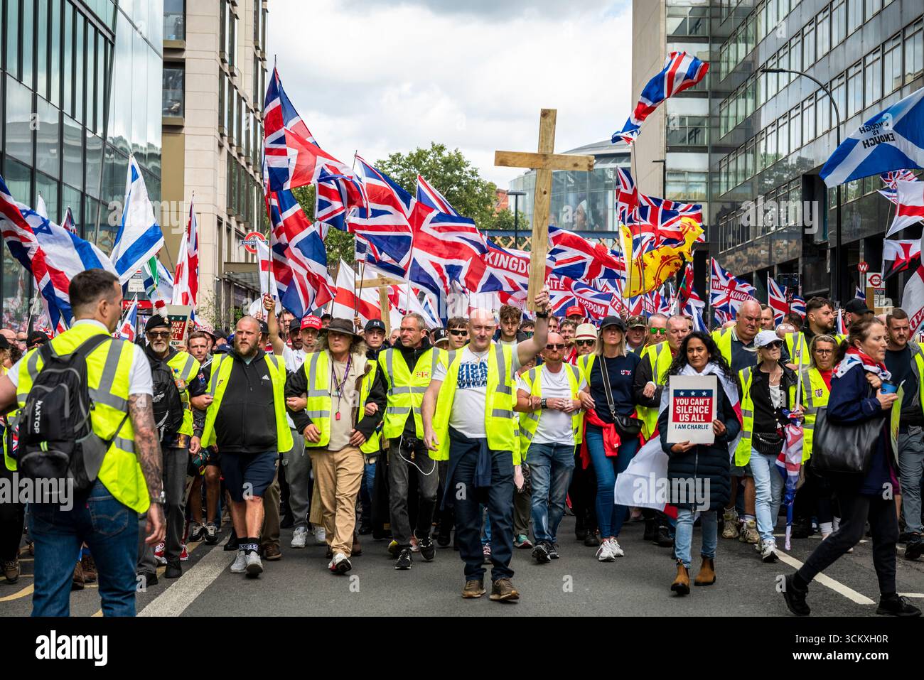 la marche "unissez le Royaume" dirigée par Tommy Robinson rassemble des centaines de milliers de manifestants dans le centre de Londres, Angleterre, Royaume-Uni, le 13 septembre 2025 Banque D'Images
