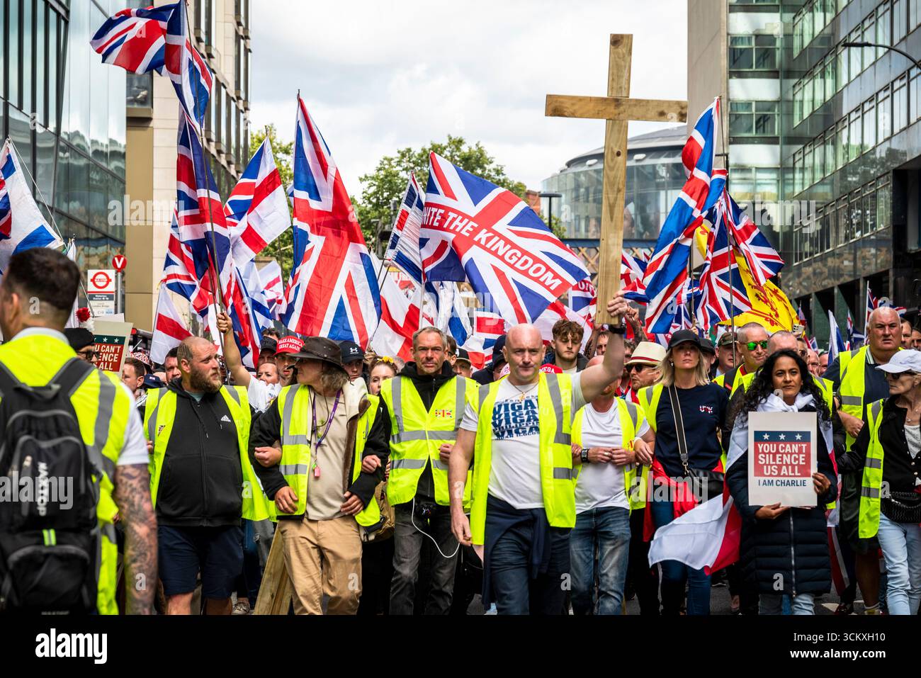 la marche "unissez le Royaume" dirigée par Tommy Robinson rassemble des centaines de milliers de manifestants dans le centre de Londres, Angleterre, Royaume-Uni, le 13 septembre 2025 Banque D'Images