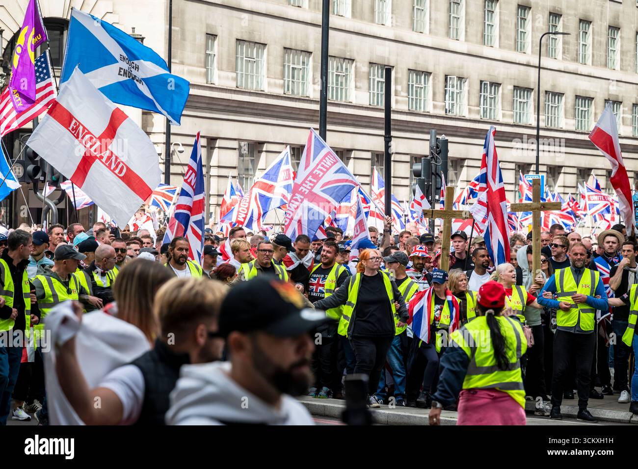 la marche "unissez le Royaume" dirigée par Tommy Robinson rassemble des centaines de milliers de manifestants dans le centre de Londres, Angleterre, Royaume-Uni, le 13 septembre 2025 Banque D'Images