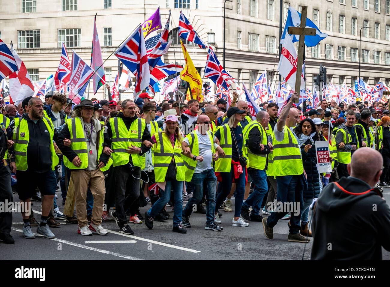 la marche "unissez le Royaume" dirigée par Tommy Robinson rassemble des centaines de milliers de manifestants dans le centre de Londres, Angleterre, Royaume-Uni, le 13 septembre 2025 Banque D'Images