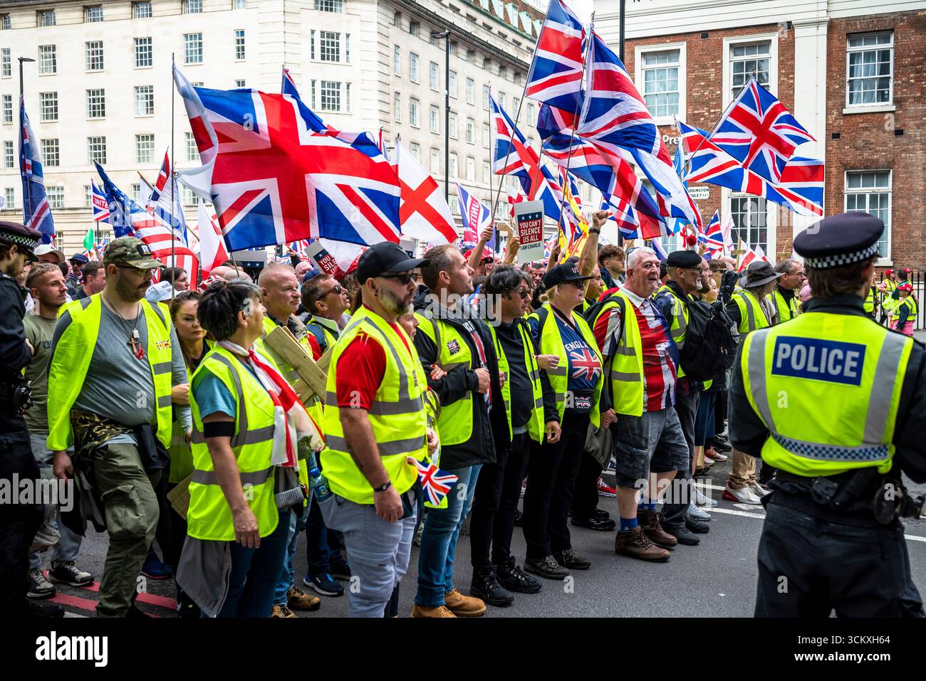 la marche "unissez le Royaume" dirigée par Tommy Robinson rassemble des centaines de milliers de manifestants dans le centre de Londres, Angleterre, Royaume-Uni, le 13 septembre 2025 Banque D'Images