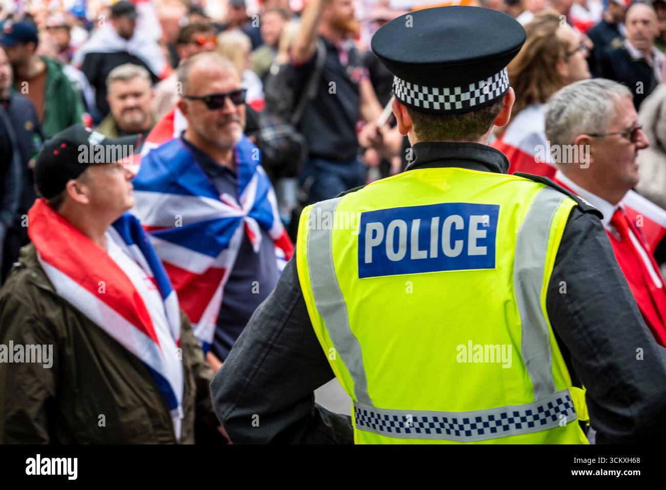 la marche "unissez le Royaume" dirigée par Tommy Robinson rassemble des centaines de milliers de manifestants dans le centre de Londres, Angleterre, Royaume-Uni, le 13 septembre 2025 Banque D'Images