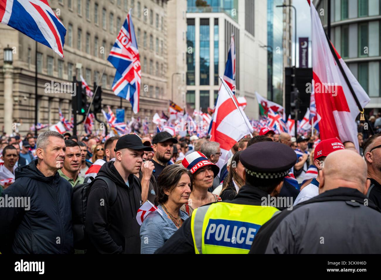la marche "unissez le Royaume" dirigée par Tommy Robinson rassemble des centaines de milliers de manifestants dans le centre de Londres, Angleterre, Royaume-Uni, le 13 septembre 2025 Banque D'Images