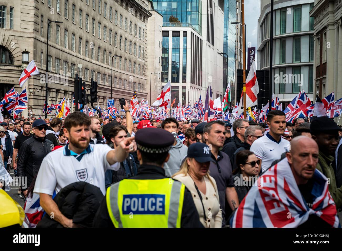 la marche "unissez le Royaume" dirigée par Tommy Robinson rassemble des centaines de milliers de manifestants dans le centre de Londres, Angleterre, Royaume-Uni, le 13 septembre 2025 Banque D'Images