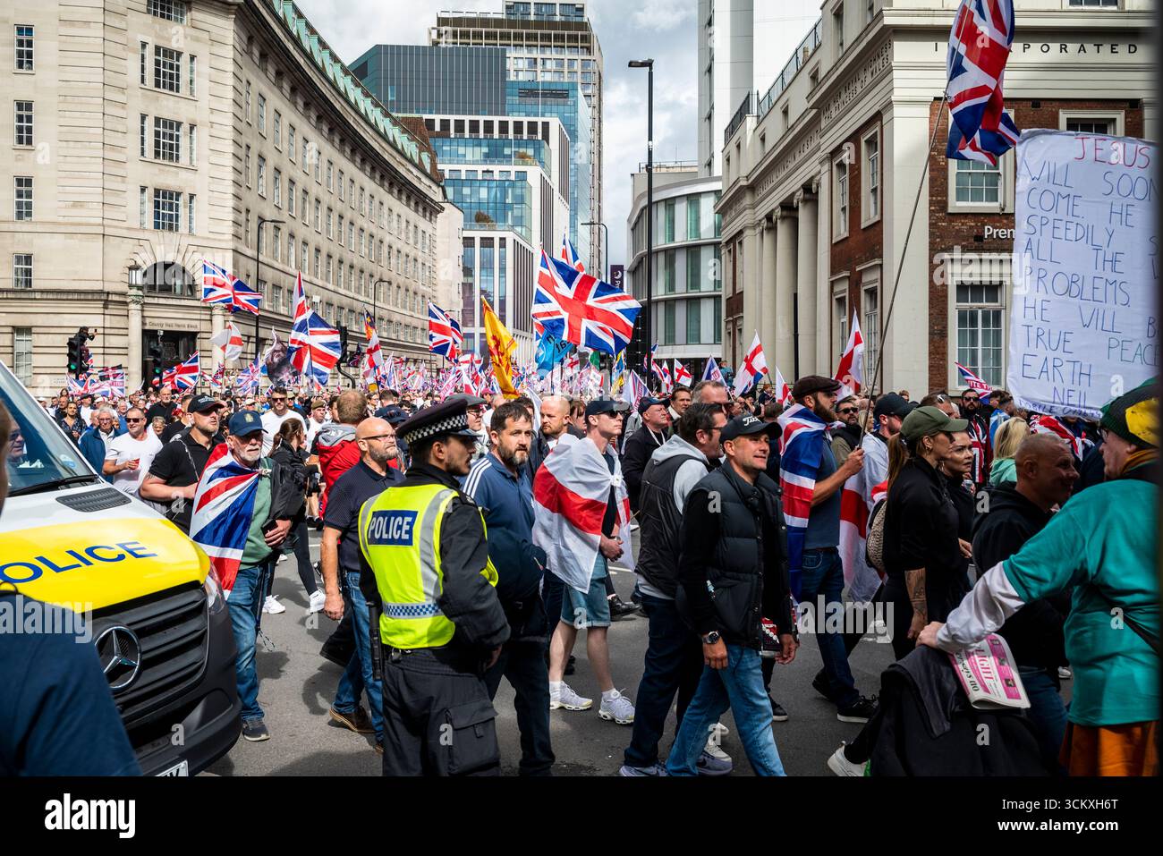 la marche "unissez le Royaume" dirigée par Tommy Robinson rassemble des centaines de milliers de manifestants dans le centre de Londres, Angleterre, Royaume-Uni, le 13 septembre 2025 Banque D'Images