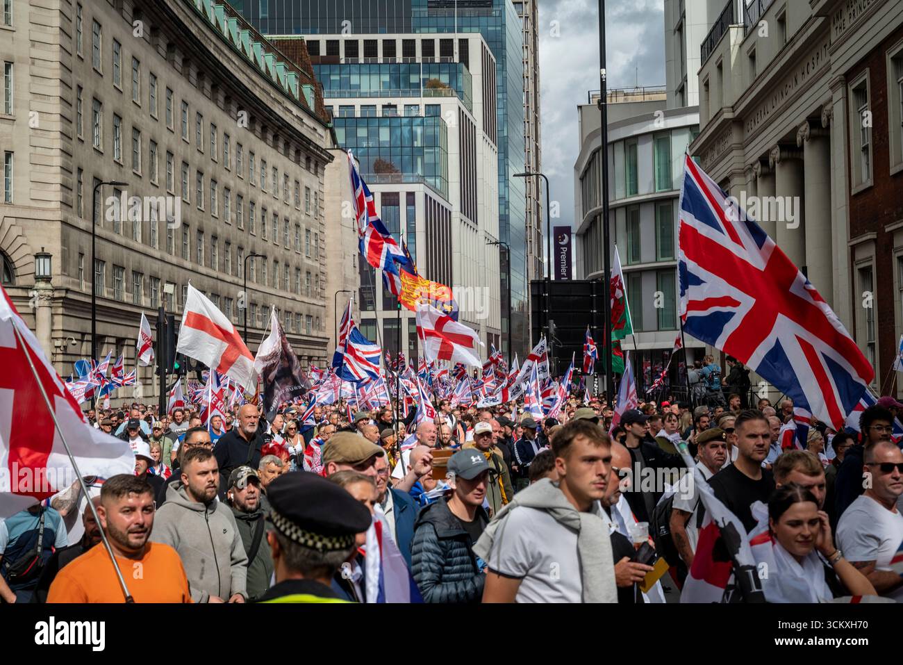 la marche "unissez le Royaume" dirigée par Tommy Robinson rassemble des centaines de milliers de manifestants dans le centre de Londres, Angleterre, Royaume-Uni, le 13 septembre 2025 Banque D'Images
