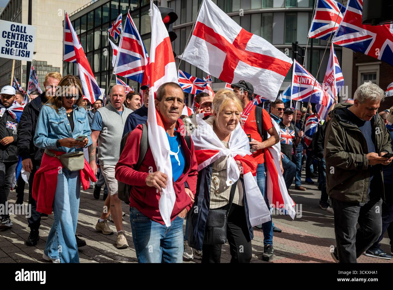 la marche "unissez le Royaume" dirigée par Tommy Robinson rassemble des centaines de milliers de manifestants dans le centre de Londres, Angleterre, Royaume-Uni, le 13 septembre 2025 Banque D'Images