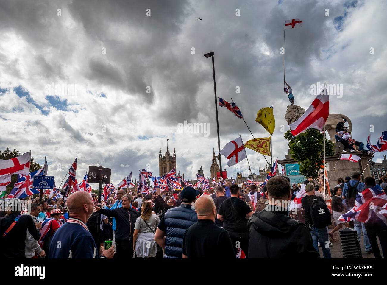 la marche "unissez le Royaume" dirigée par Tommy Robinson rassemble des centaines de milliers de manifestants dans le centre de Londres, Angleterre, Royaume-Uni, le 13 septembre 2025 Banque D'Images