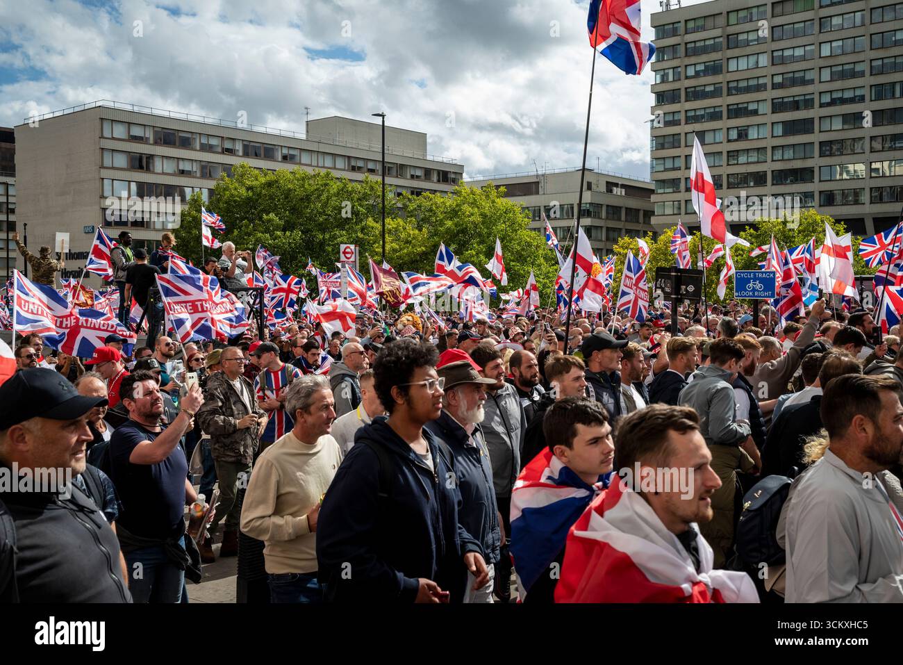 la marche "unissez le Royaume" dirigée par Tommy Robinson rassemble des centaines de milliers de manifestants dans le centre de Londres, Angleterre, Royaume-Uni, le 13 septembre 2025 Banque D'Images