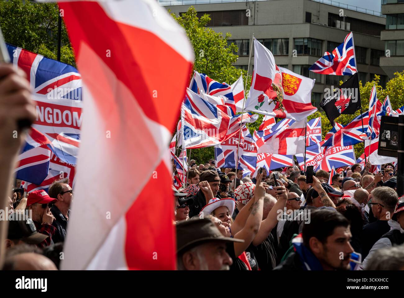 la marche "unissez le Royaume" dirigée par Tommy Robinson rassemble des centaines de milliers de manifestants dans le centre de Londres, Angleterre, Royaume-Uni, le 13 septembre 2025 Banque D'Images