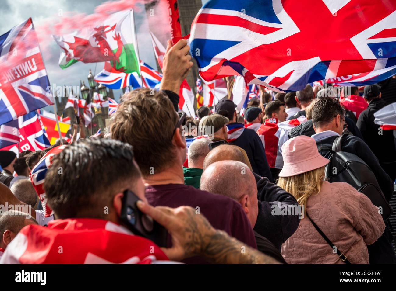 la marche "unissez le Royaume" dirigée par Tommy Robinson rassemble des centaines de milliers de manifestants dans le centre de Londres, Angleterre, Royaume-Uni, le 13 septembre 2025 Banque D'Images