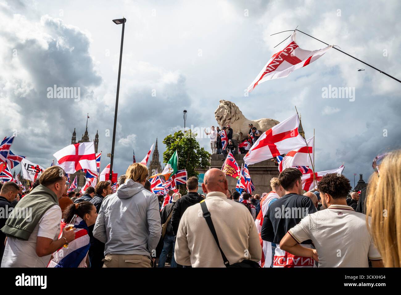 la marche "unissez le Royaume" dirigée par Tommy Robinson rassemble des centaines de milliers de manifestants dans le centre de Londres, Angleterre, Royaume-Uni, le 13 septembre 2025 Banque D'Images