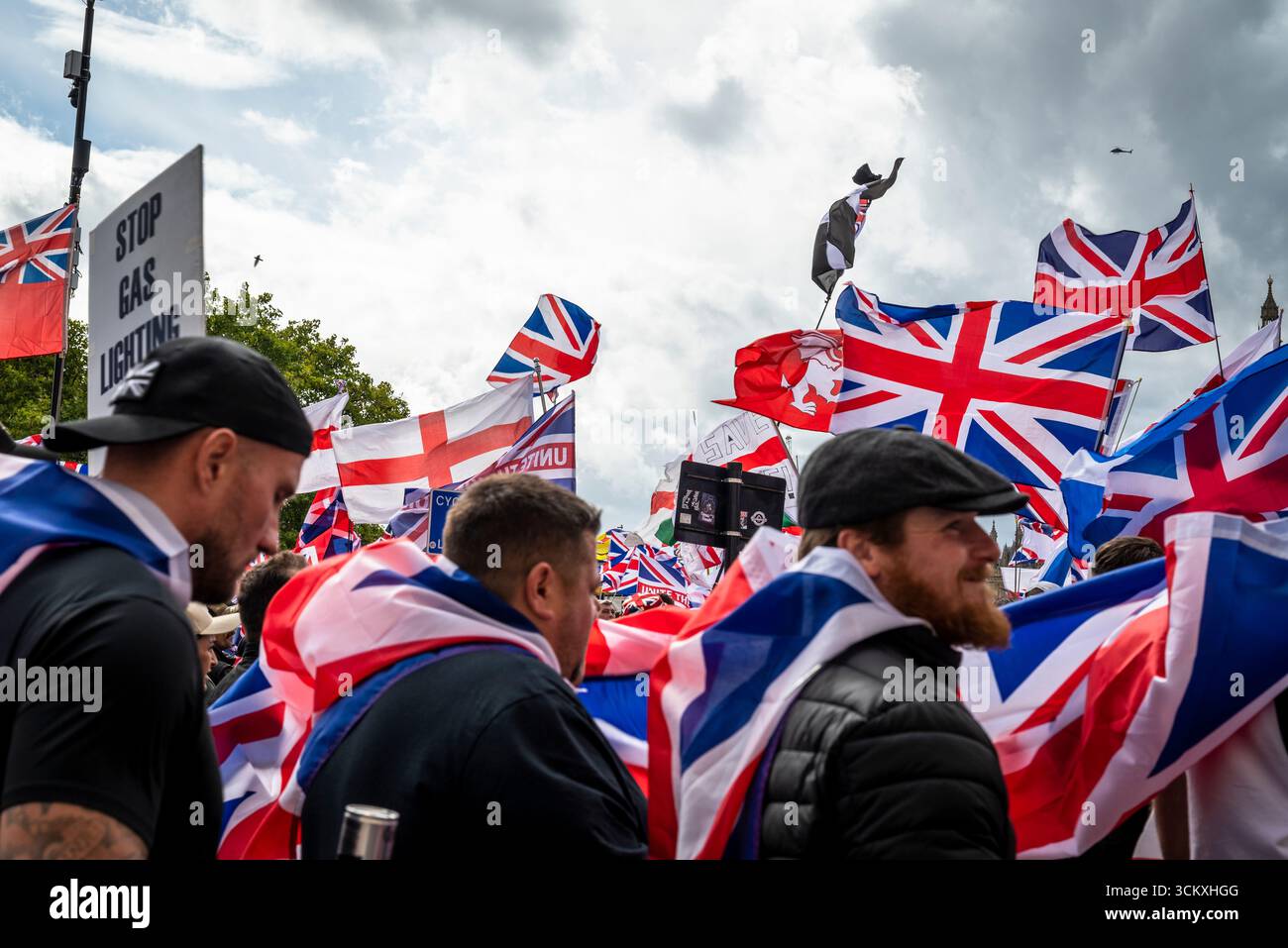 la marche "unissez le Royaume" dirigée par Tommy Robinson rassemble des centaines de milliers de manifestants dans le centre de Londres, Angleterre, Royaume-Uni, le 13 septembre 2025 Banque D'Images