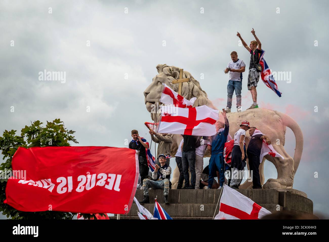 Protestataires au sommet d'un lion sur le pont de Westminster, la marche "Unite the Kingdom" menée par Tommy Robinson rassemble des centaines de milliers de manifestants en Centra Banque D'Images