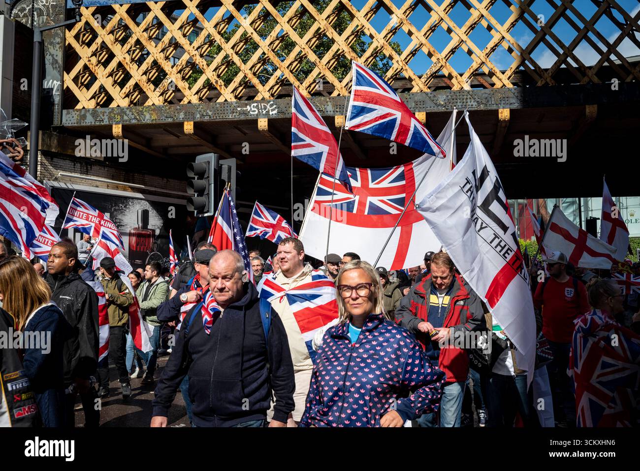 la marche "unissez le Royaume" dirigée par Tommy Robinson rassemble des centaines de milliers de manifestants dans le centre de Londres, Angleterre, Royaume-Uni, le 13 septembre 2025 Banque D'Images