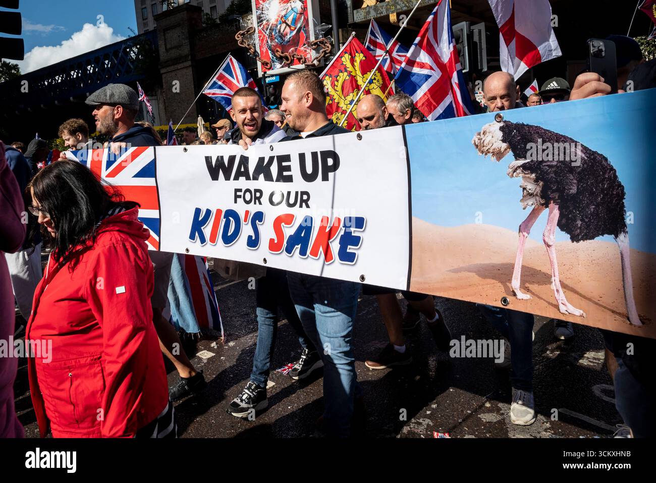 Bannière ''réveillez-vous pour nos enfants'', la marche Unite the Kingdom' menée par Tommy Robinson rassemble des centaines de milliers de manifestants dans le centre de Londres, Englan Banque D'Images