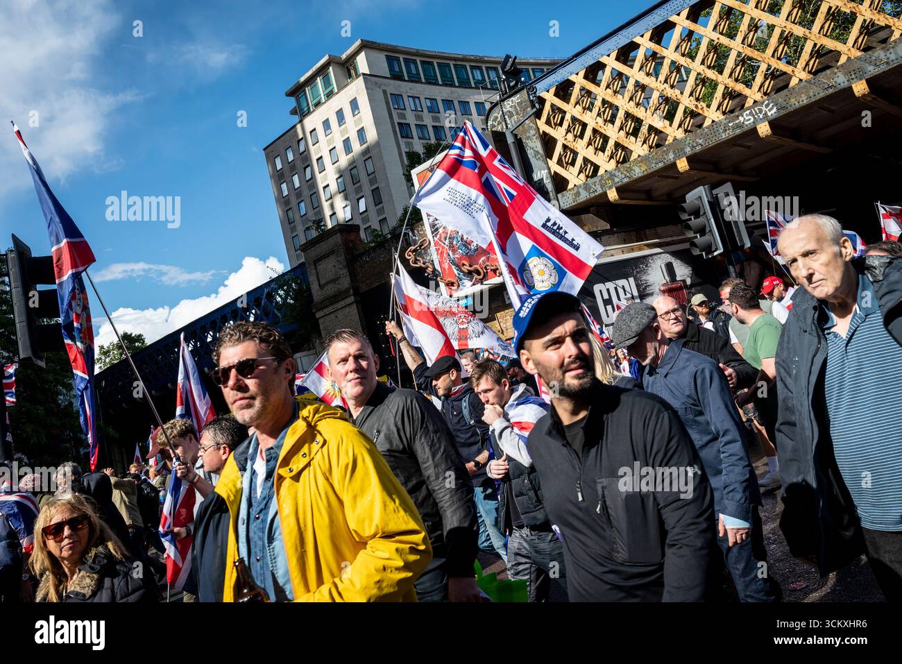 la marche "unissez le Royaume" dirigée par Tommy Robinson rassemble des centaines de milliers de manifestants dans le centre de Londres, Angleterre, Royaume-Uni, le 13 septembre 2025 Banque D'Images