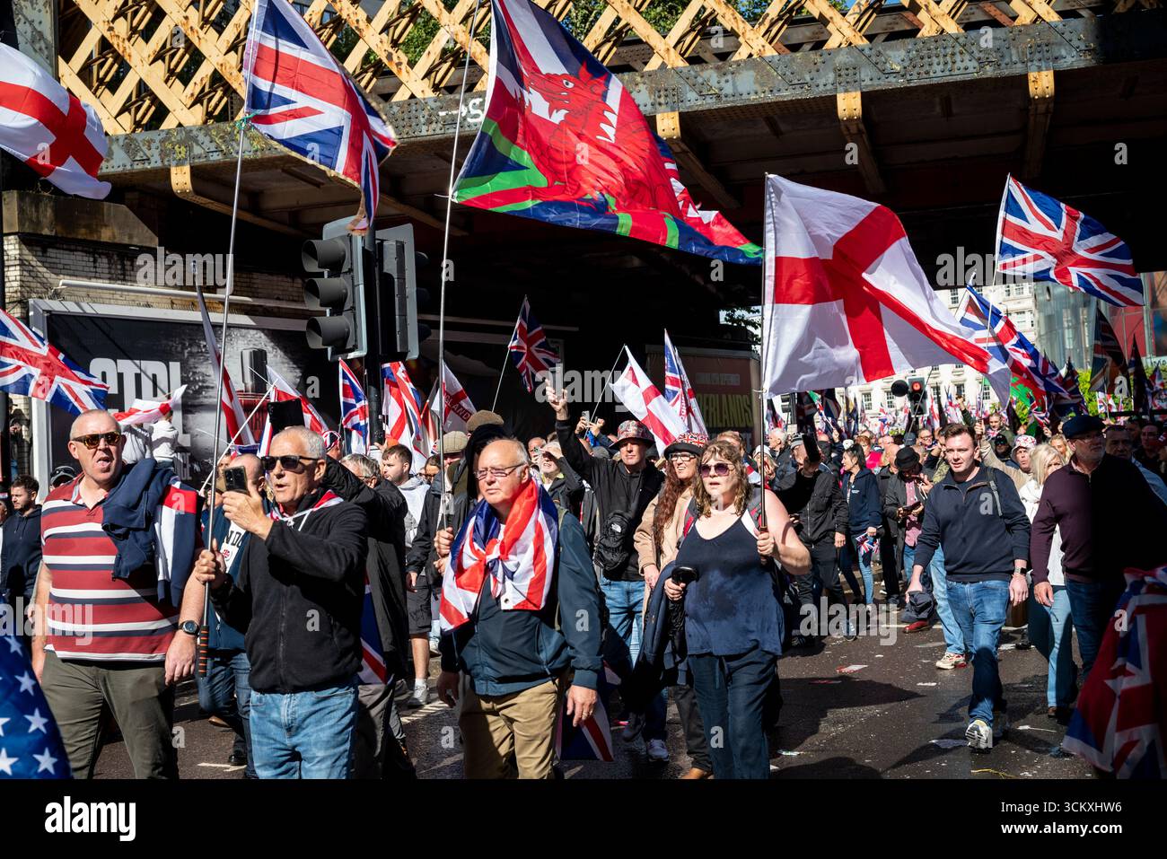 la marche "unissez le Royaume" dirigée par Tommy Robinson rassemble des centaines de milliers de manifestants dans le centre de Londres, Angleterre, Royaume-Uni, le 13 septembre 2025 Banque D'Images