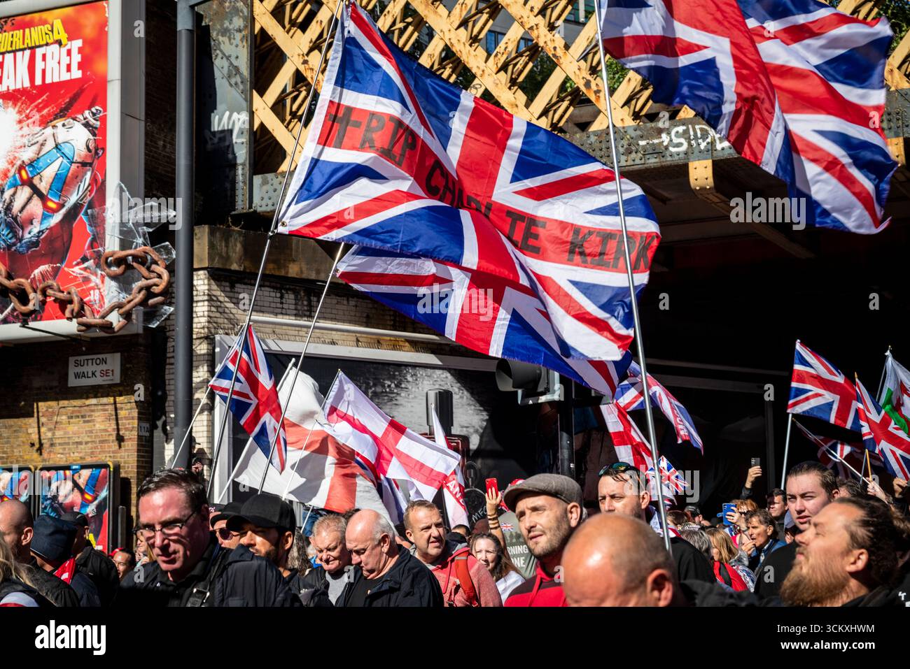la marche "unissez le Royaume" dirigée par Tommy Robinson rassemble des centaines de milliers de manifestants dans le centre de Londres, Angleterre, Royaume-Uni, le 13 septembre 2025 Banque D'Images
