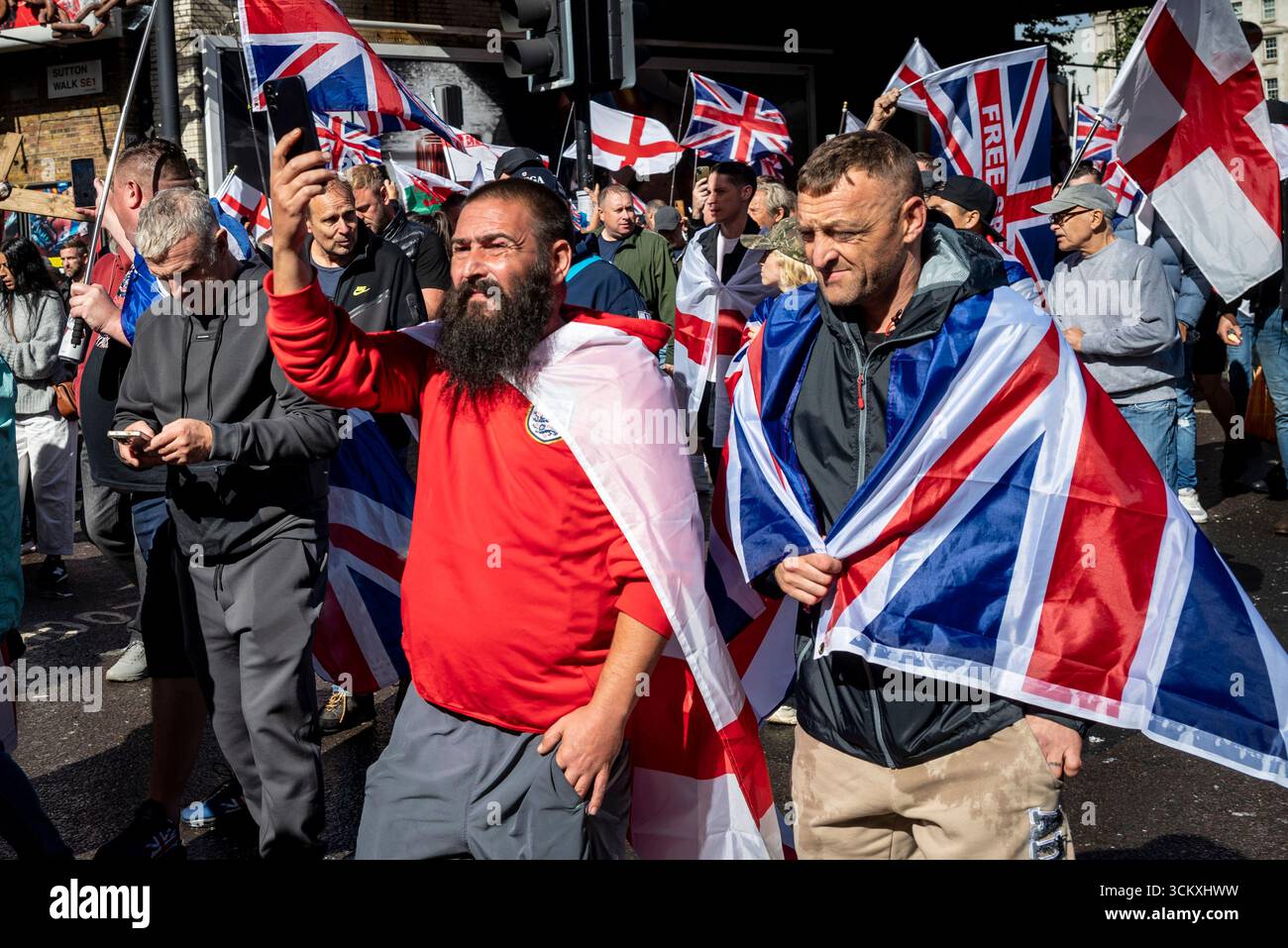 la marche "unissez le Royaume" dirigée par Tommy Robinson rassemble des centaines de milliers de manifestants dans le centre de Londres, Angleterre, Royaume-Uni, le 13 septembre 2025 Banque D'Images
