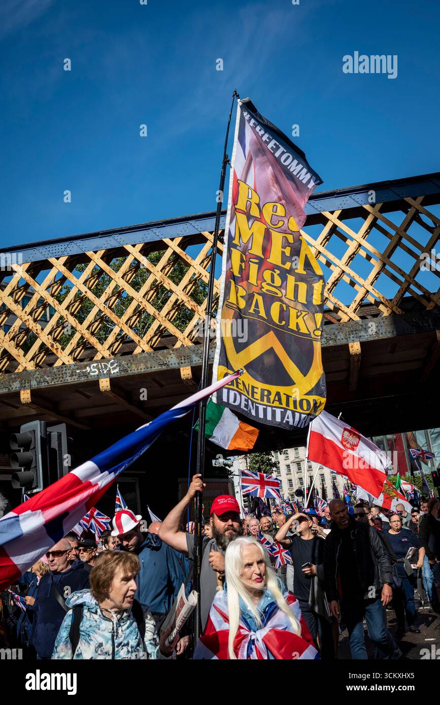 Drapeau « Real Men Fight Back », marche « Unite the Kingdom » menée par Tommy Robinson rassemble des centaines de milliers de manifestants dans le centre de Londres, Angleterre, Royaume-Uni, 1 Banque D'Images