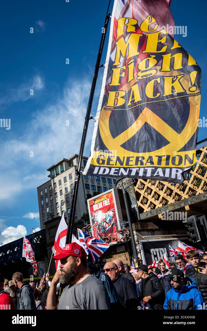 Drapeau « Real Men Fight Back », marche « Unite the Kingdom » menée par Tommy Robinson rassemble des centaines de milliers de manifestants dans le centre de Londres, Angleterre, Royaume-Uni, 1 Banque D'Images