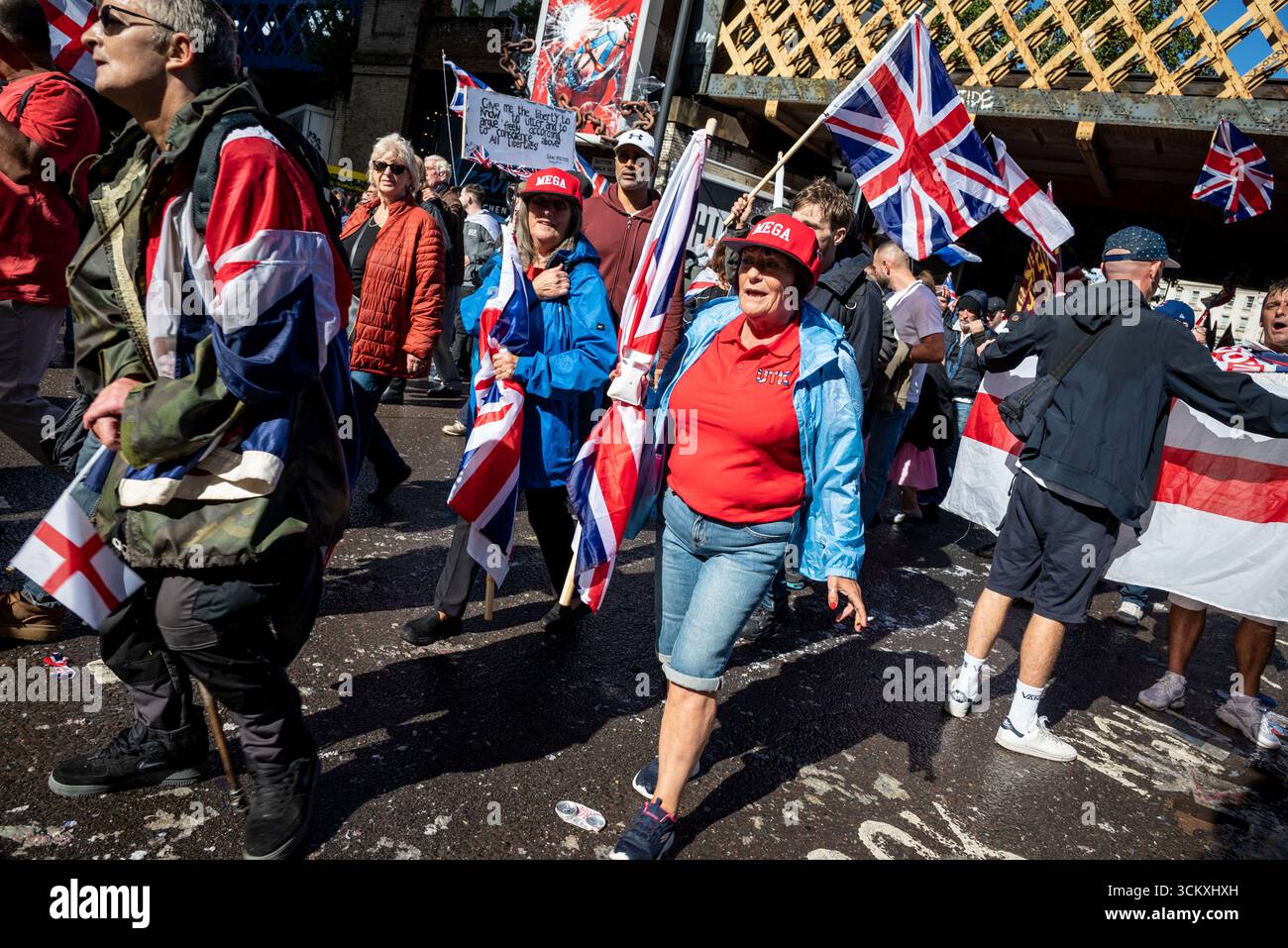 la marche "unissez le Royaume" dirigée par Tommy Robinson rassemble des centaines de milliers de manifestants dans le centre de Londres, Angleterre, Royaume-Uni, le 13 septembre 2025 Banque D'Images