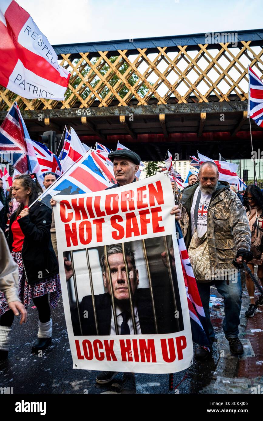 la marche "unissez le Royaume" dirigée par Tommy Robinson rassemble des centaines de milliers de manifestants dans le centre de Londres, Angleterre, Royaume-Uni, le 13 septembre 2025 Banque D'Images